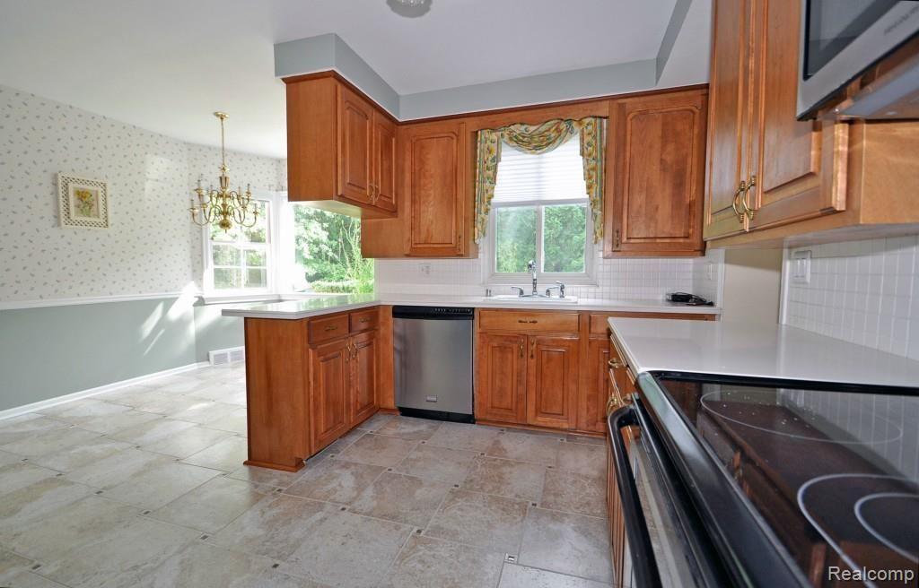 591 Renaud Road Grosse Pointe, MI 48236 - Photo 12 of 28 12.jpg
