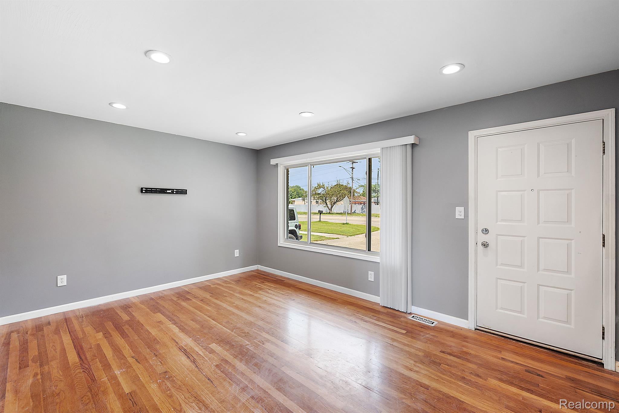32001 Schoenherr Road Warren, MI 48088 - Photo 2 of 27 Gallery Image 2