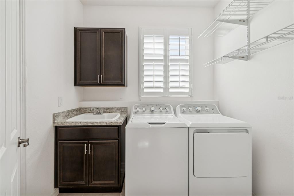 711 San Joaquin Road Kissimmee, FL 34759 - Photo 20 of 41 a utility room with dryer and washer