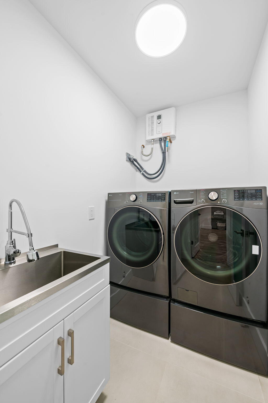 2811 Northeast 53rd Court Lighthouse Point, FL 33064 - Photo 27 of 31 Laundry Room