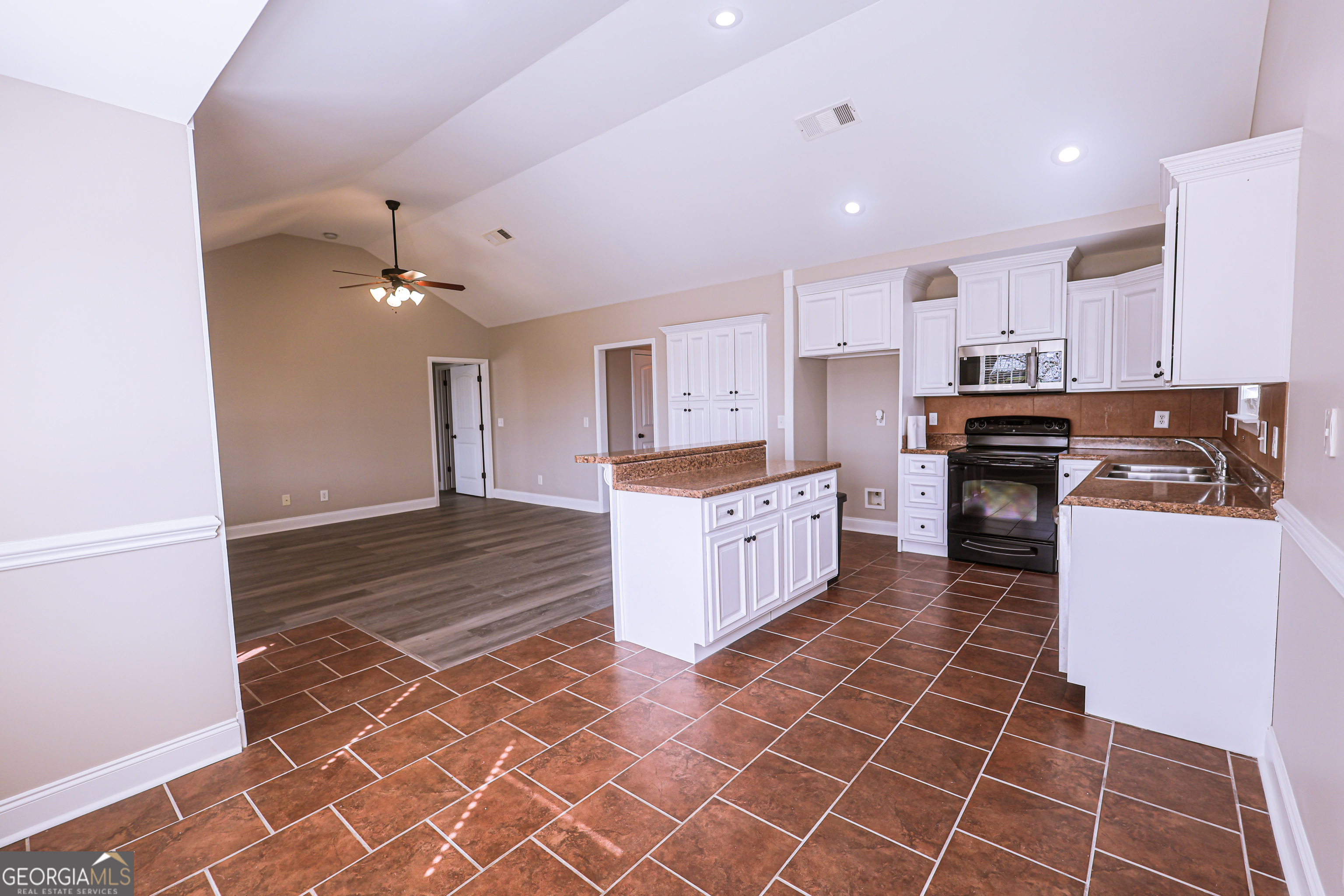 222 Summerstone Bend Byron, GA 31008 - Photo 4 of 15
