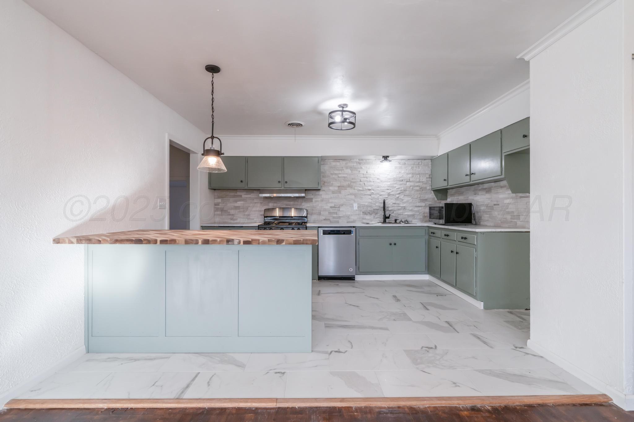 2907 South Apache Street Amarillo, TX 79103 - Photo 5 of 29 6B889D7D-8173-46CC-ACA8-C8BC799E1CF1