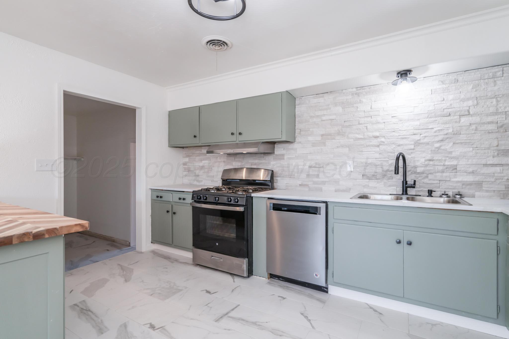 2907 South Apache Street Amarillo, TX 79103 - Photo 7 of 29 8AF22CF2-3ADD-433C-A1E0-B5221C0D3AA1