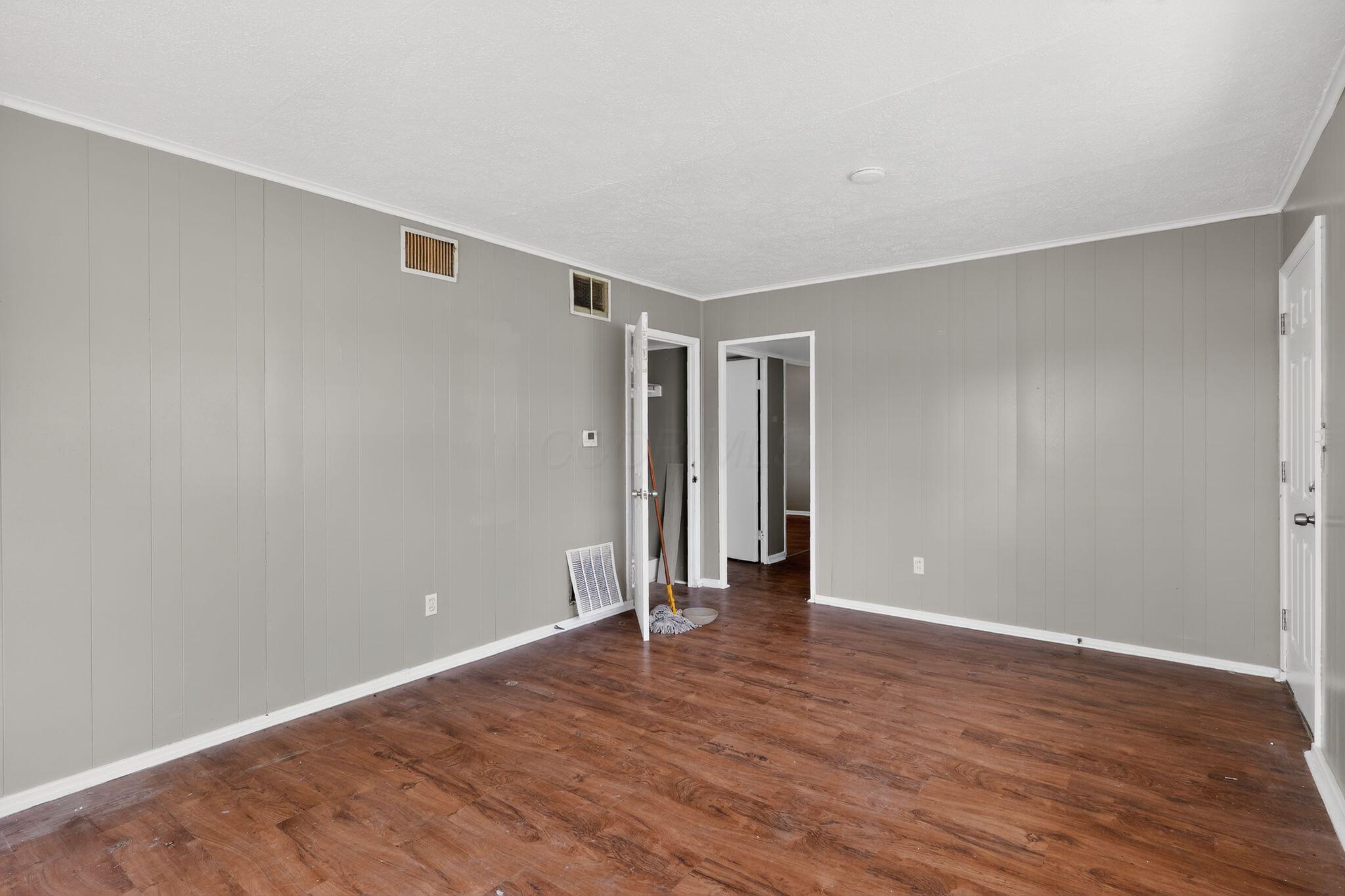 447 South Hampton Road Columbus, OH 43213 - Photo 16 of 31 16_447_S_Hampton_Rd_Columbus_OH_43213-Li