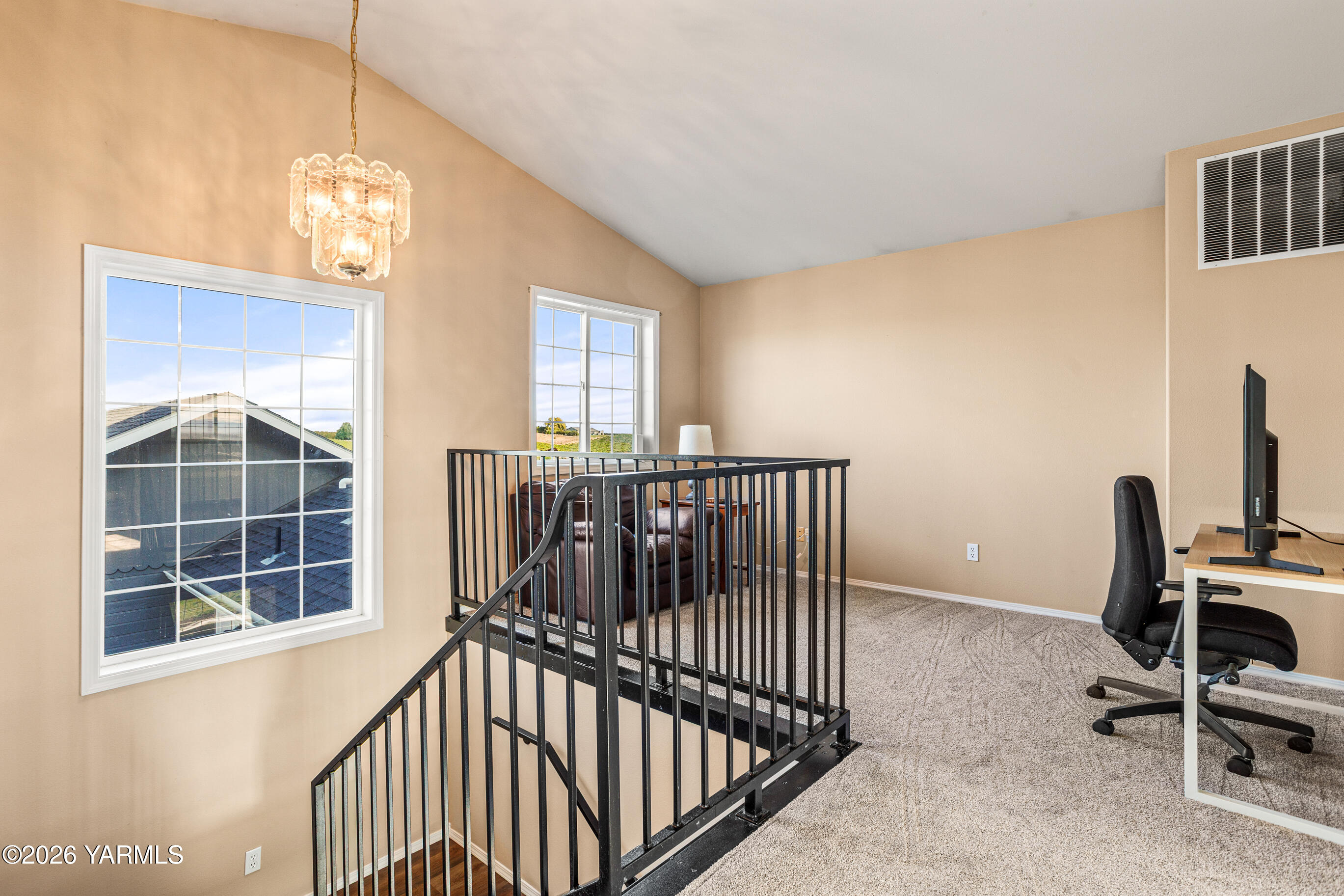 5060 Lombard Loop Road Zillah, WA 98953 - Photo 38 of 65 a view of entryway and workspace
