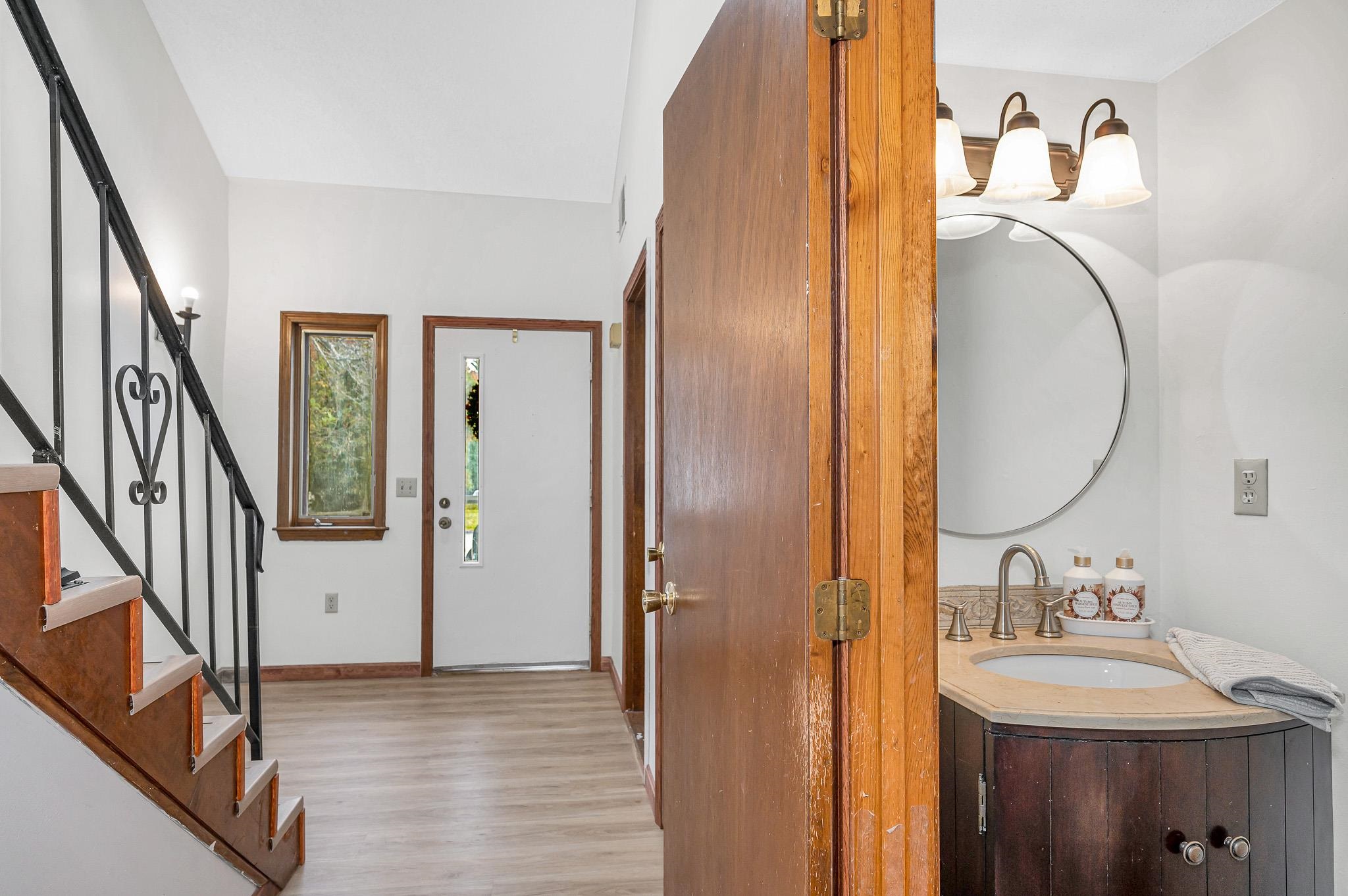 201 Millwright Drive Nashua, NH 03063 - Photo 3 of 35