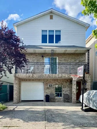 $2,900 | 97 Oak Street, Unit NO 2, Bayonne, NJ 07002