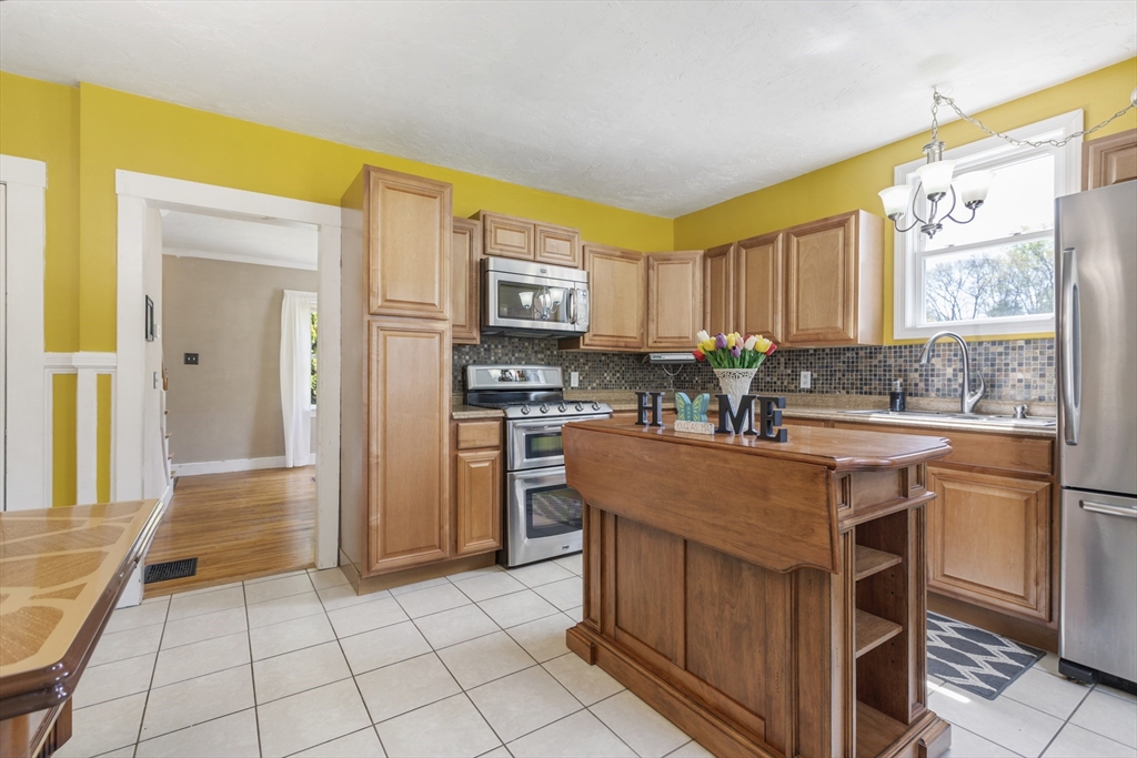 23 Martin Douglas, MA 01516 - Photo 9 of 30