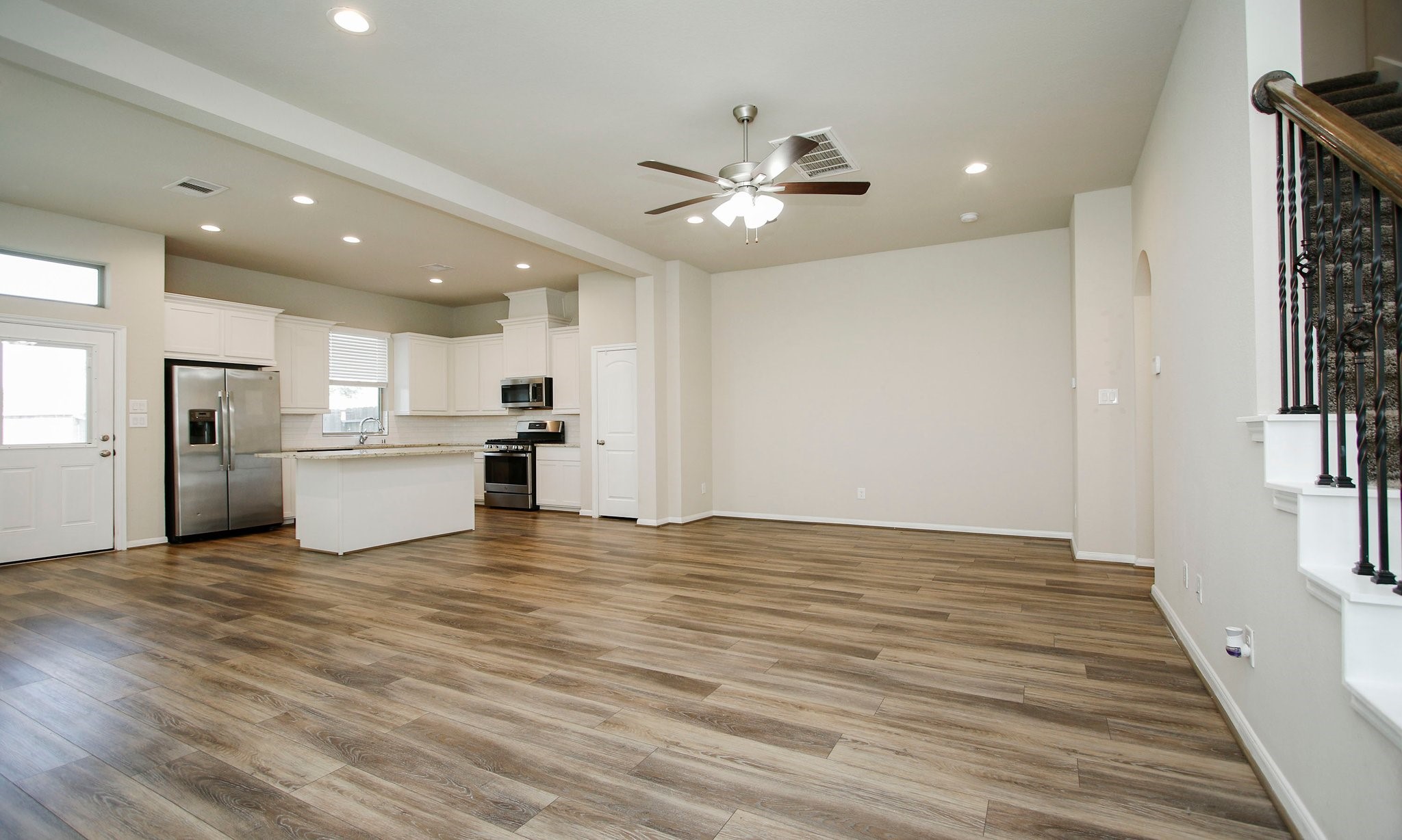 239 Biltmore Loop Montgomery, TX 77316 - Photo 9 of 40