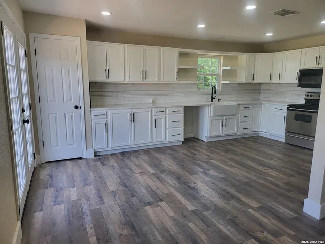 $329,900 | 250 Krystal Ray Lane, Elmendorf, TX 78112