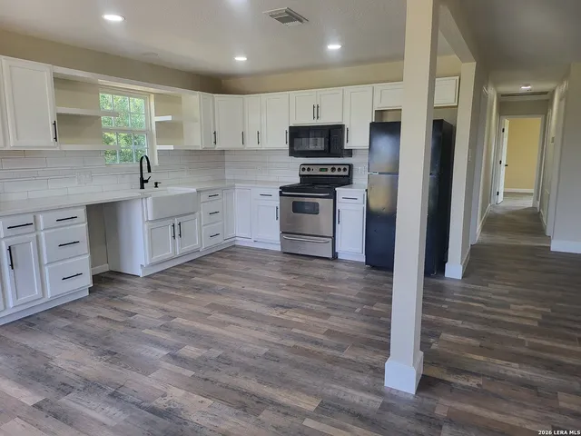 $329,900 | 250 Krystal Ray Lane, Elmendorf, TX 78112