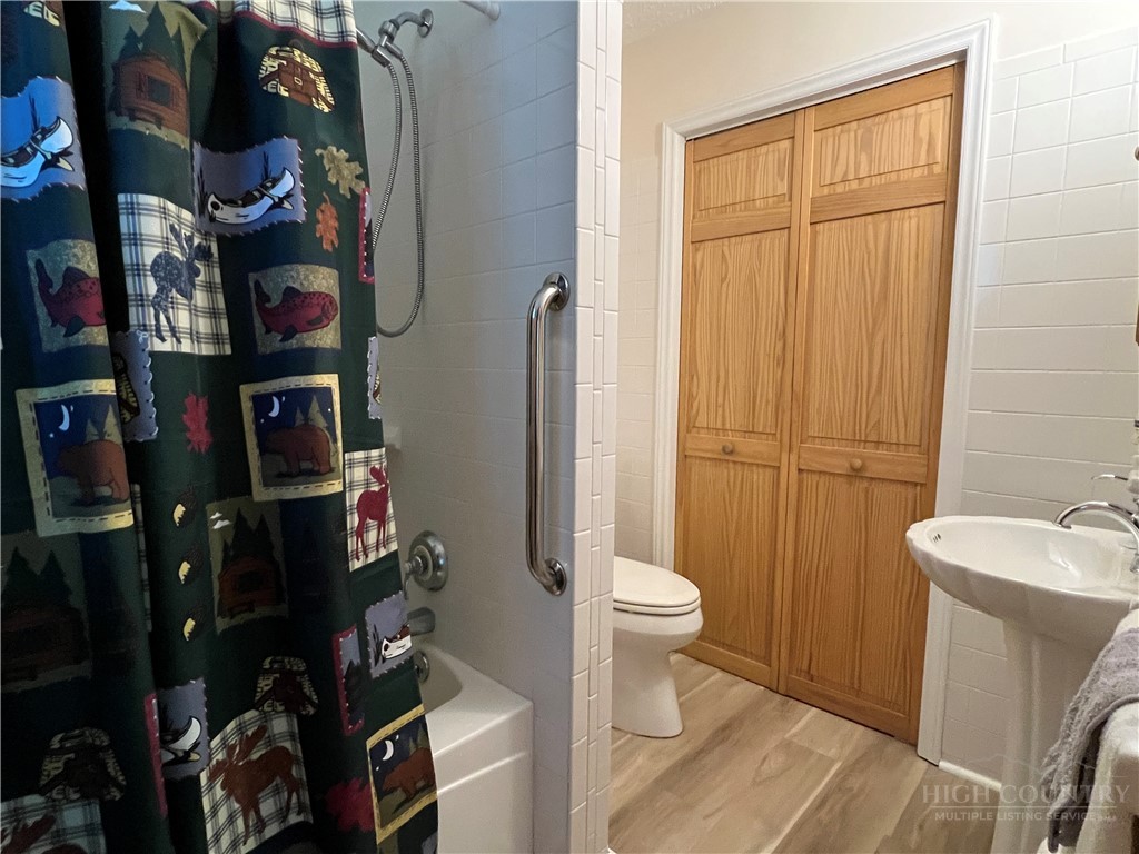 139 New River Ridge Estates Laurel Springs, NC 28644 - Photo 25 of 34 a bathroom with a sink toilet and shower