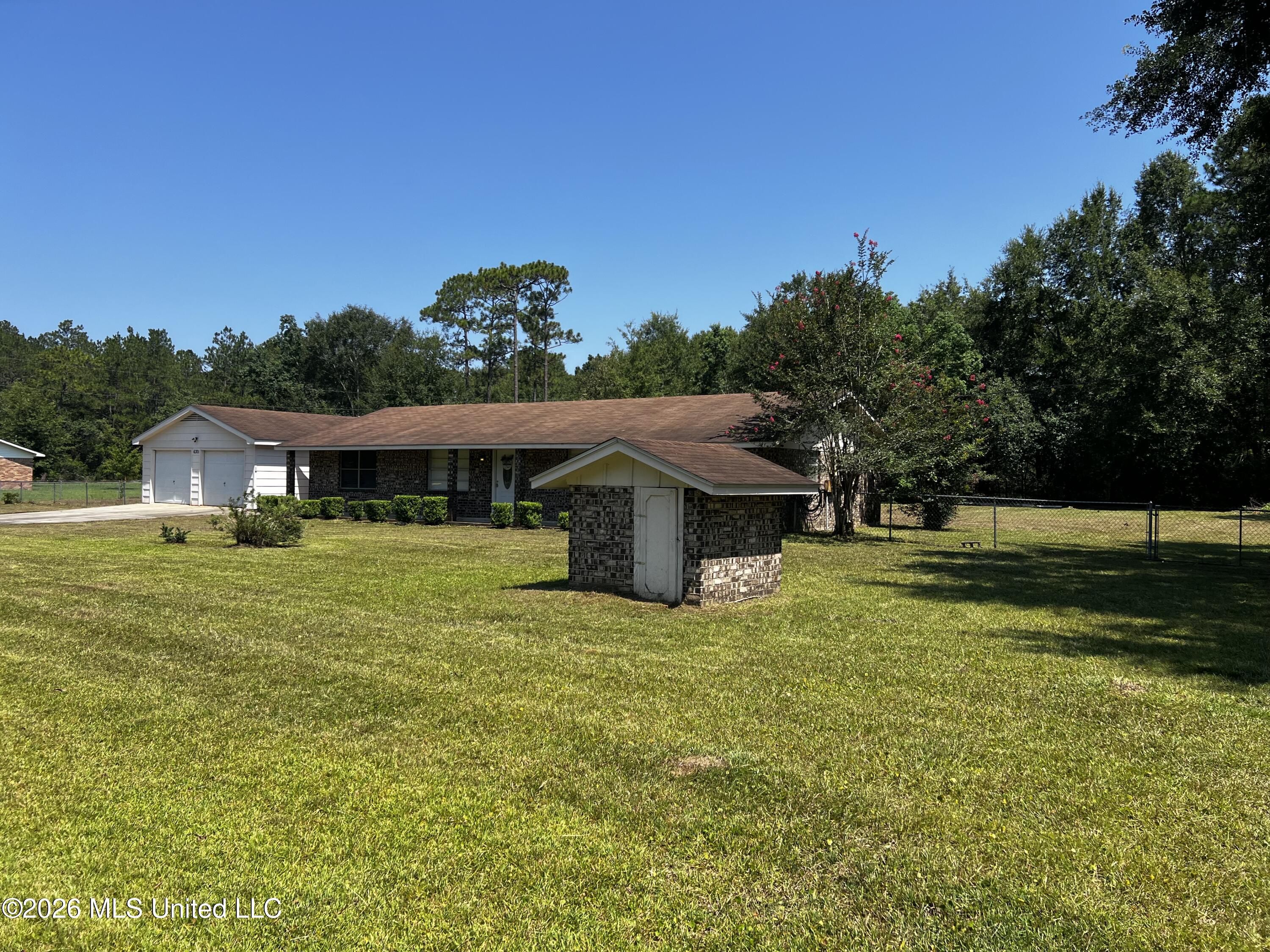 6301 Cleo Drive Moss Point, MS 39562 - Photo 2 of 42 IMG_2861
