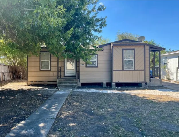 a view of a house with a yard