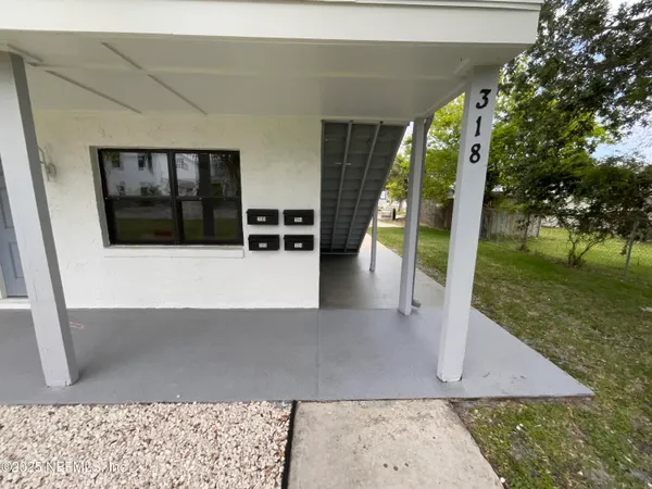a view of entryway with a garden