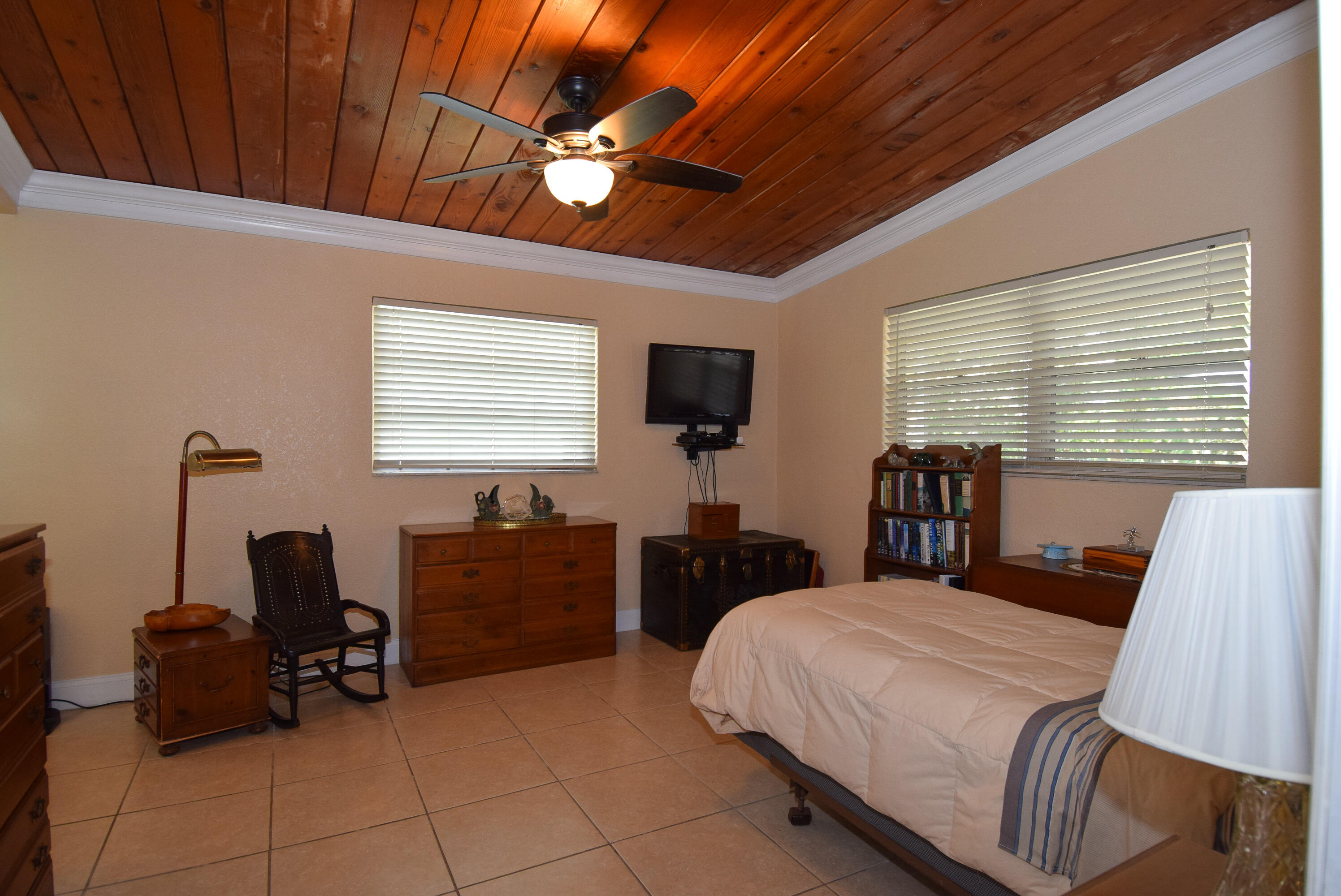 334 3rd Road Key Largo, FL 33037 - Photo 15 of 30 a bed room with a bed and a television