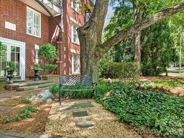 a view of a yard in front of a house