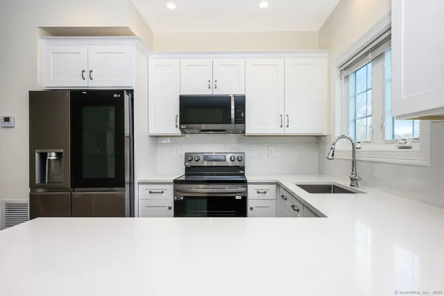 $3,900 | 2 Beacon Square, Unit 3, Fairfield, CT 06825