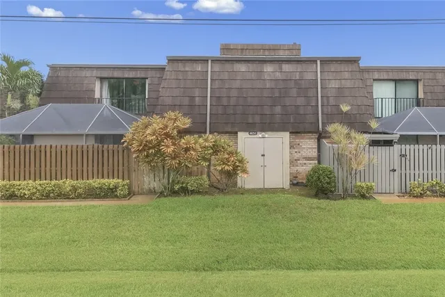 $225,000 | 465 East Waverly Place, Unit 8B, Vero Beach, FL 32960