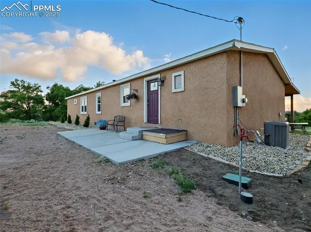 a view of a house with backyard