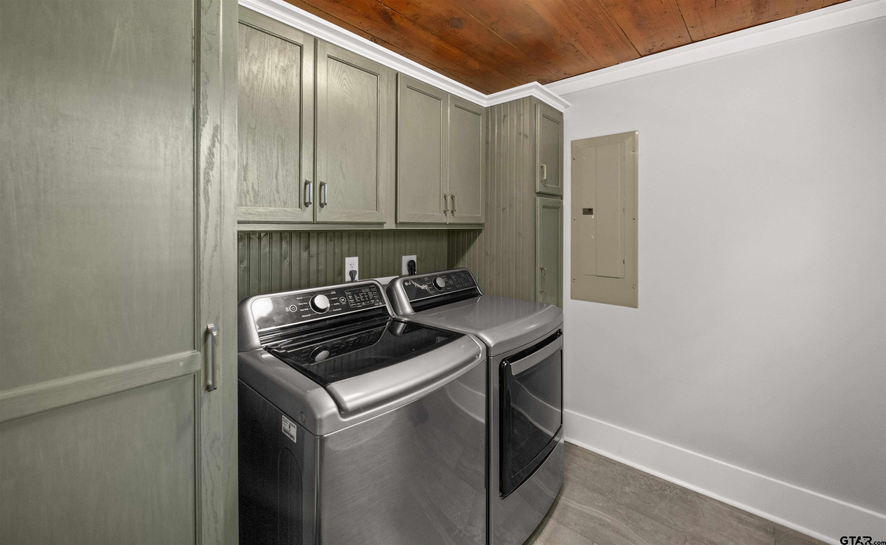 230 North Henderson Street Rusk, TX 75785 - Photo 13 of 34 a kitchen that has a sink and a stove
