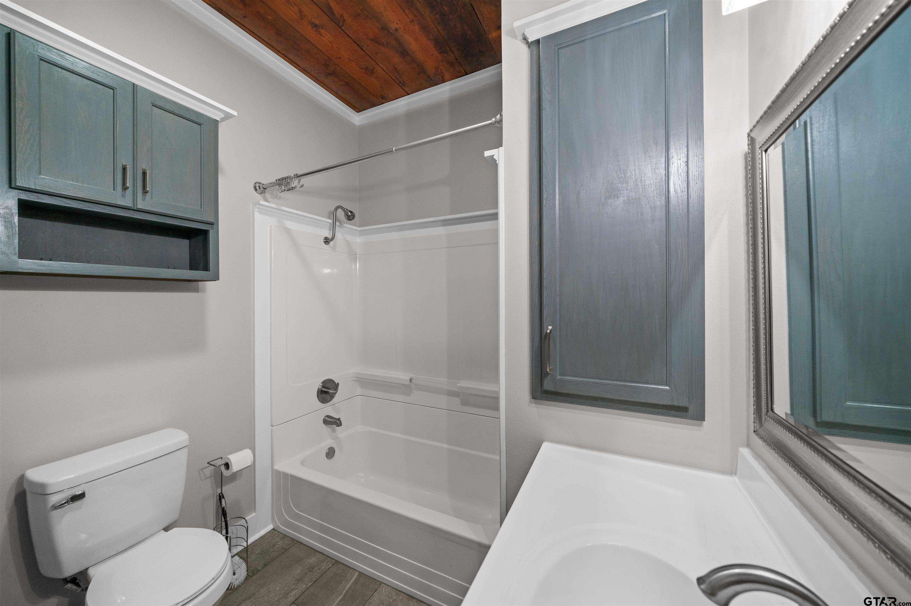 230 North Henderson Street Rusk, TX 75785 - Photo 29 of 34 a bathroom with a toilet a sink and bathtub