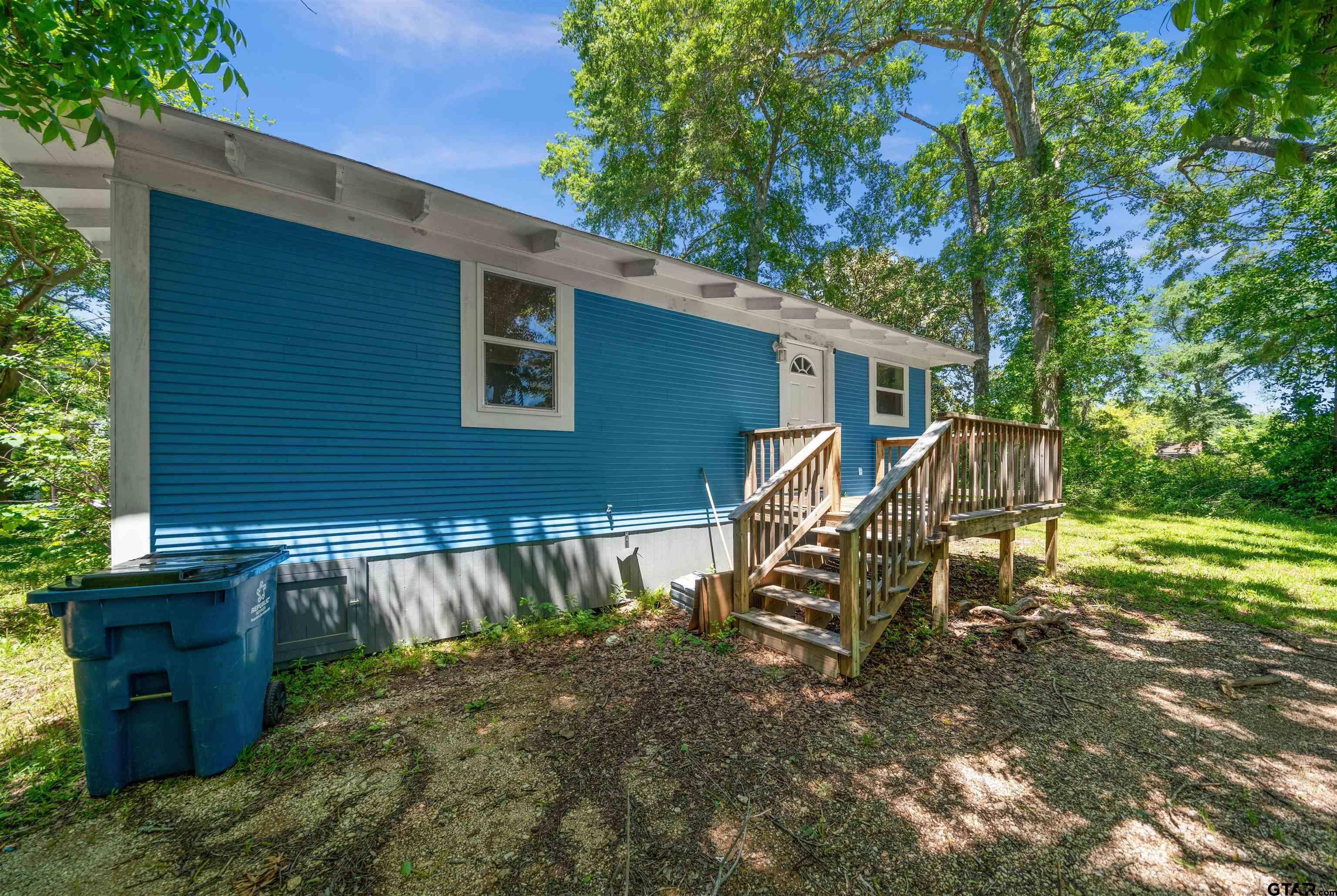 230 North Henderson Street Rusk, TX 75785 - Photo 5 of 34 a view of a backyard with a patio