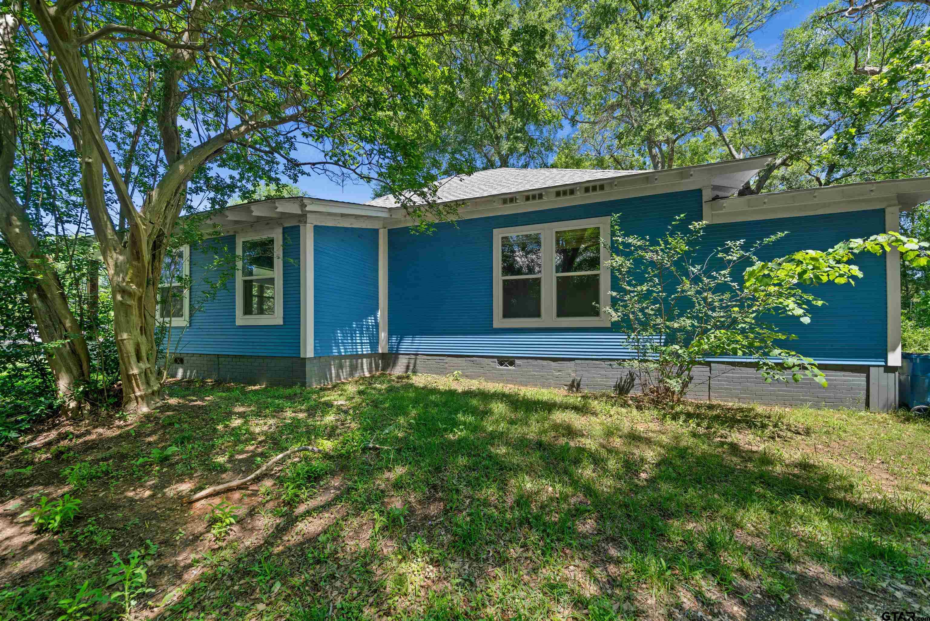 230 North Henderson Street Rusk, TX 75785 - Photo 6 of 34 front view of a house with a yard