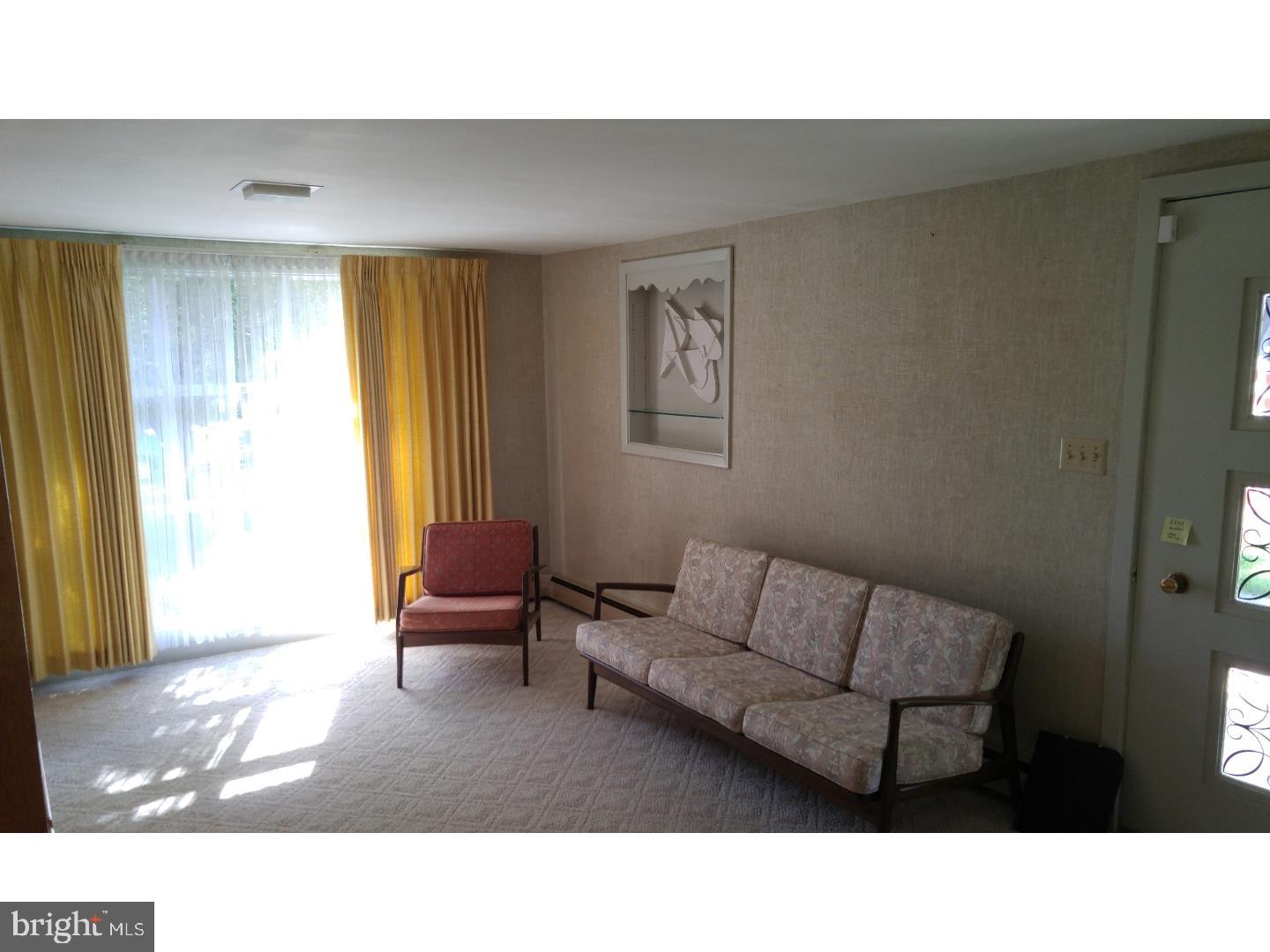 3208 Stoudts Ferry Bridge Road Reading, PA 19605 - Photo 7 of 20 Living Room