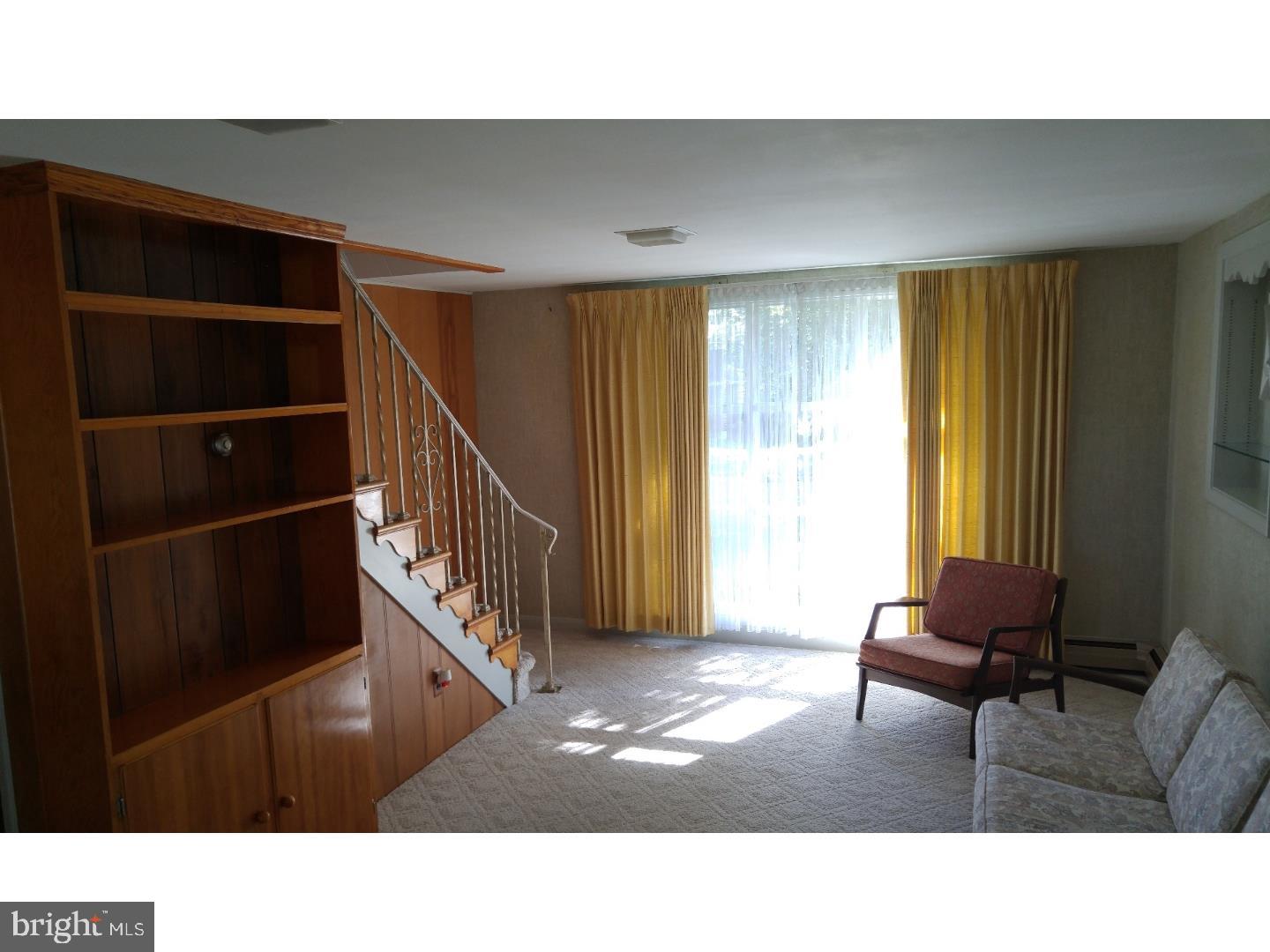 3208 Stoudts Ferry Bridge Road Reading, PA 19605 - Photo 8 of 20 Living Room