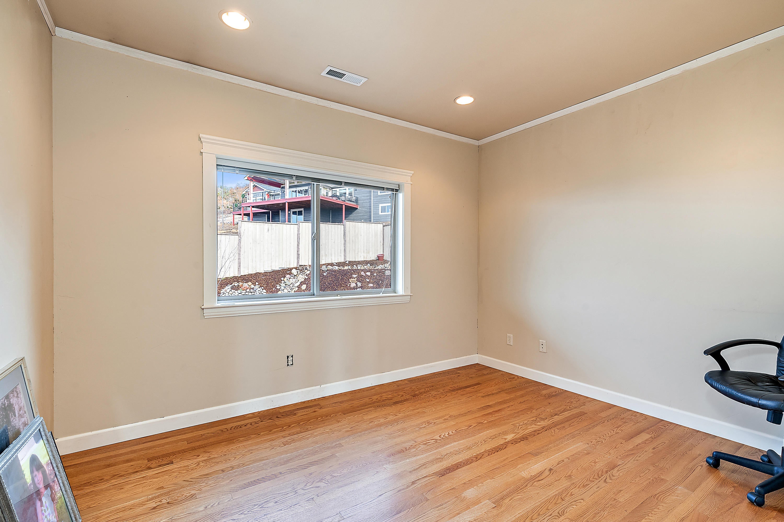 1013 Azure Way Eagle Point, OR 97524 - Photo 19 of 28 2nd bedroom