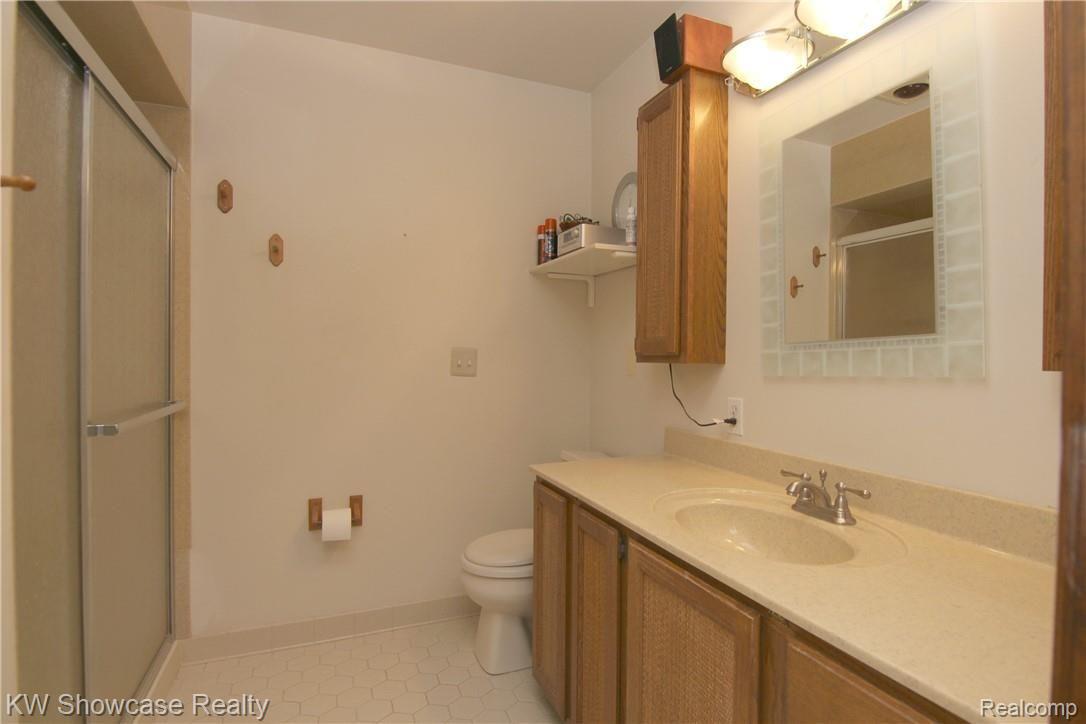 5762 Bullard Road Fenton, MI 48430 - Photo 24 of 34 jBullard Rd Master Bath.jpg