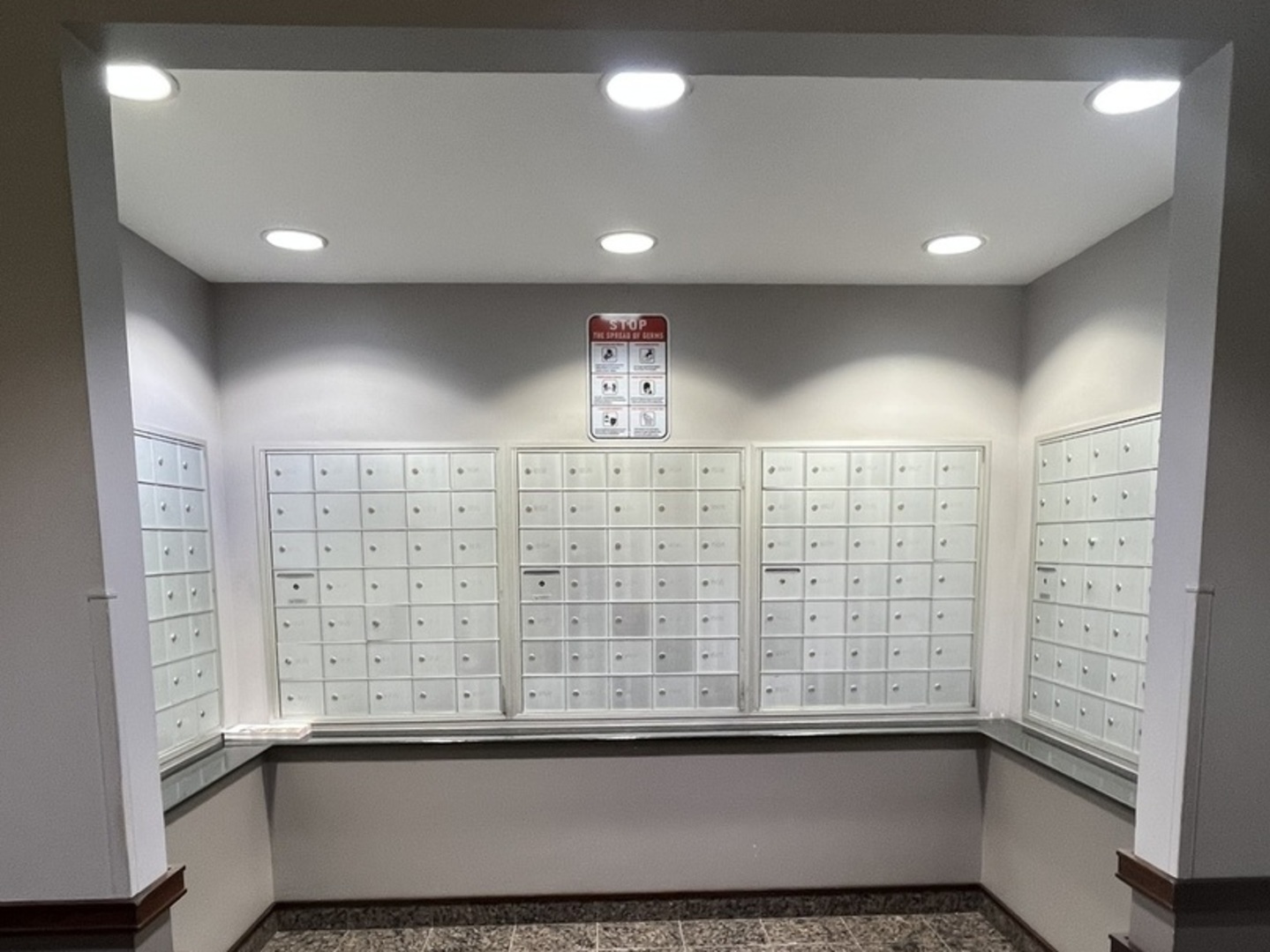 2605 South Indiana Avenue, Unit 301 Chicago, IL 60616 - Photo 19 of 23 a view of locker room