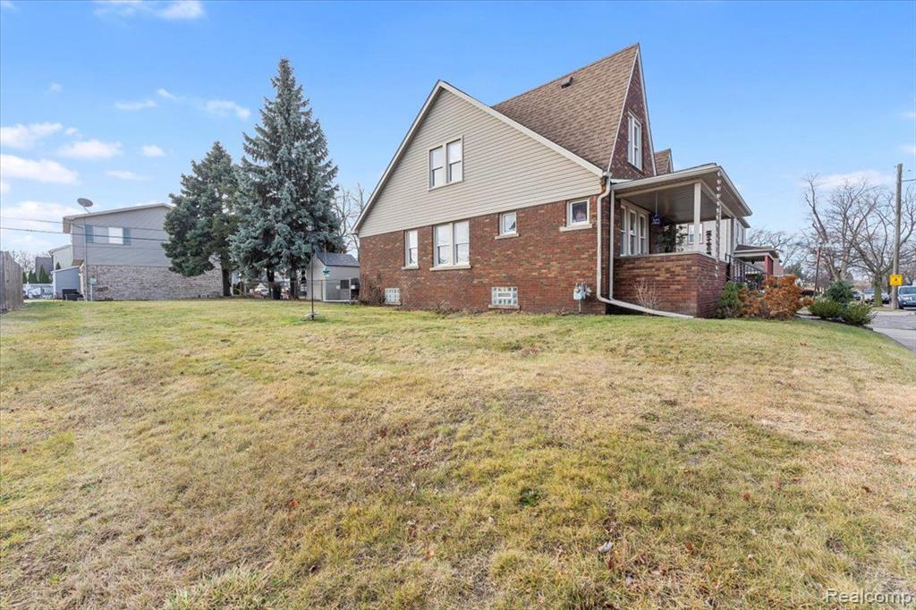 93 Perry Place Wyandotte, MI 48192 - Photo 2 of 29