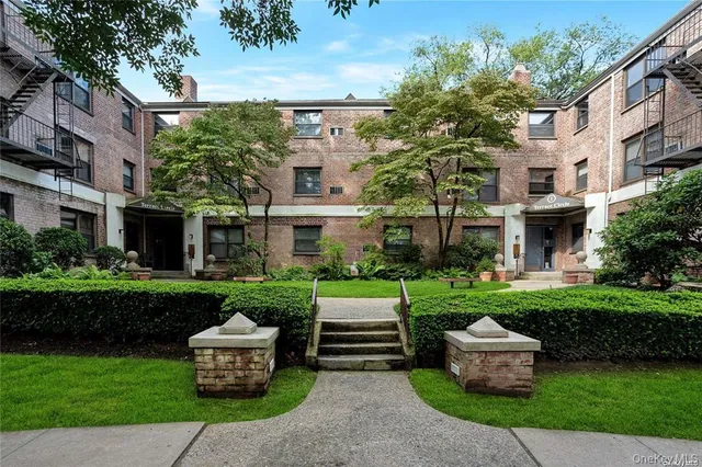 $305,000 | 1 Terrace Circle, Unit 3H, Great Neck, NY 11021