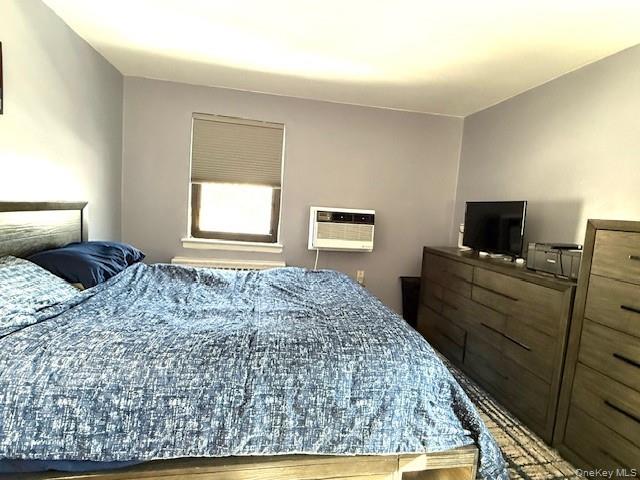 1 Terrace Circle, Unit 3H Great Neck, NY 11021 - Photo 7 of 11 a bedroom with a bed and flat screen tv