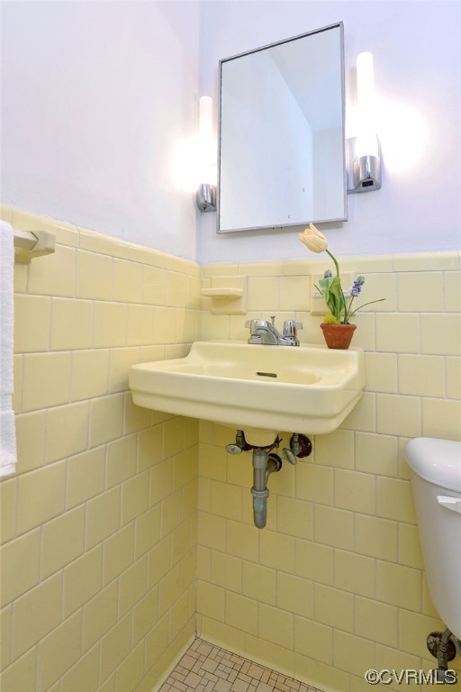 102 Lake Drive Williamsburg, VA 23185 - Photo 13 of 25 a bathroom with a sink mirror and toilet