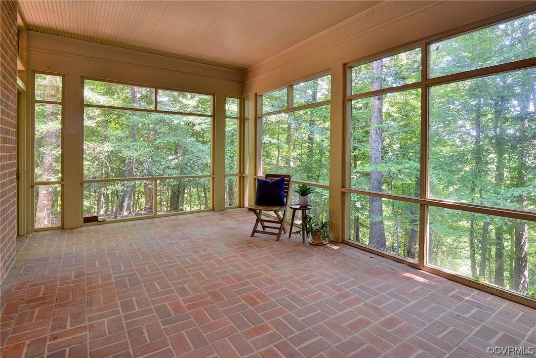 102 Lake Drive Williamsburg, VA 23185 - Photo 9 of 25 a living room with furniture and large windows