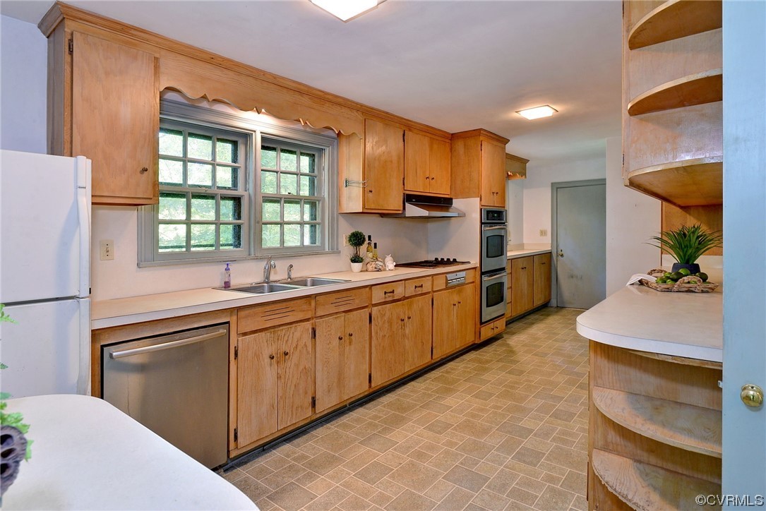 102 Lake Drive Williamsburg, VA 23185 - Photo 10 of 25 a kitchen with a sink stove and refrigerator