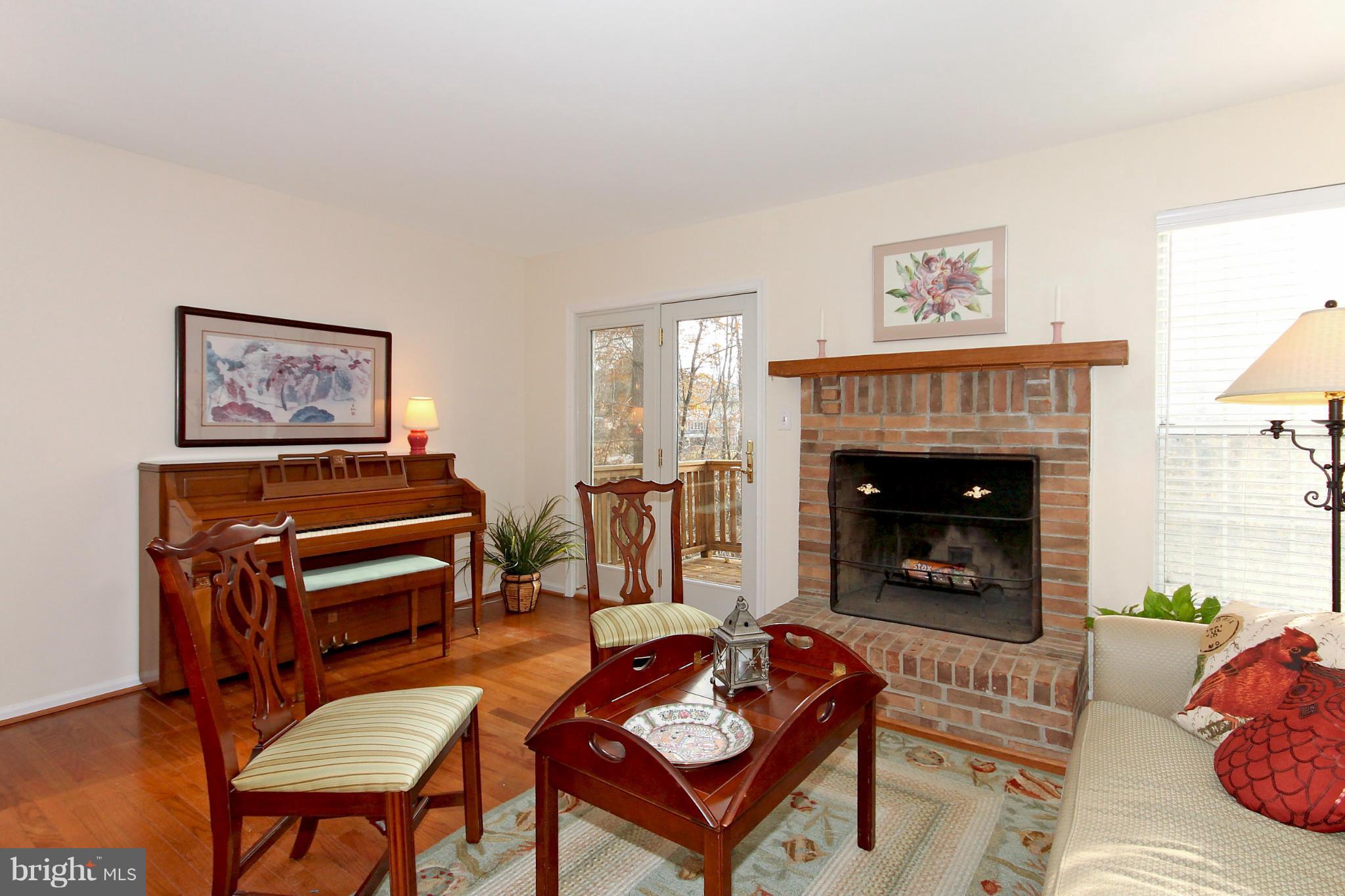 2004 Derby Ridge Lane, Unit 410 Silver Spring, MD 20910 - Photo 3 of 22 Living Room