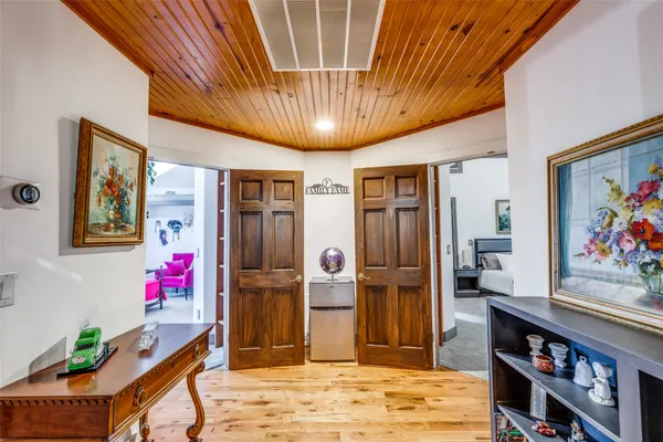 a view of livingroom with furniture