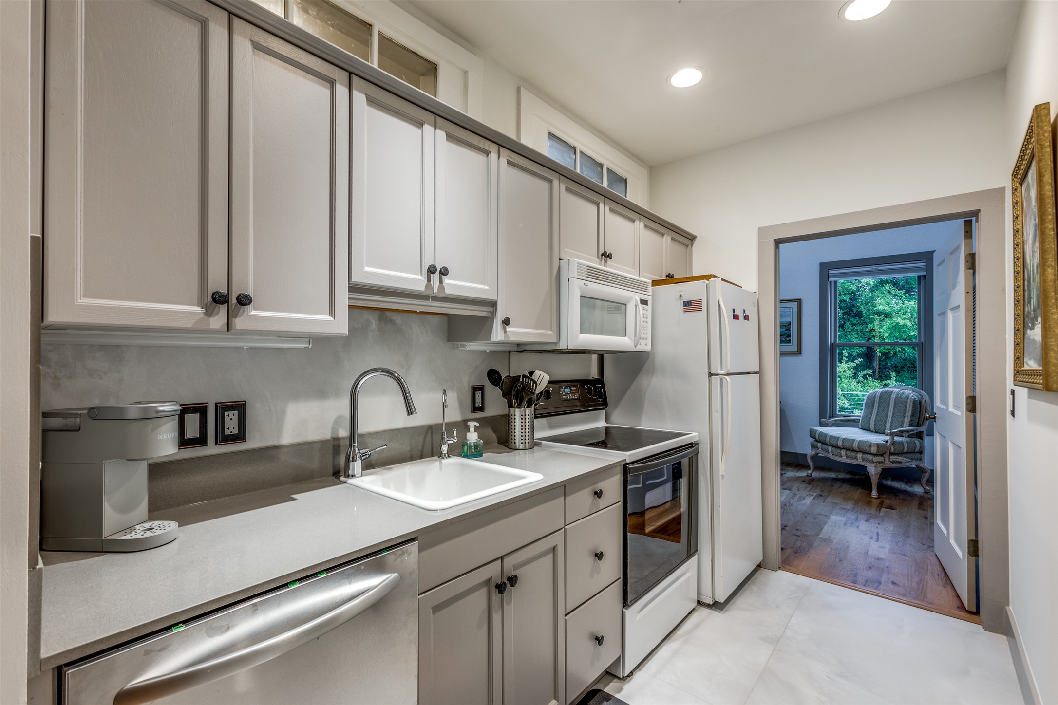 608 Innwood Drive Georgetown, TX 78628 - Photo 31 of 40 Fully remodeled upstairs apartment kitchen