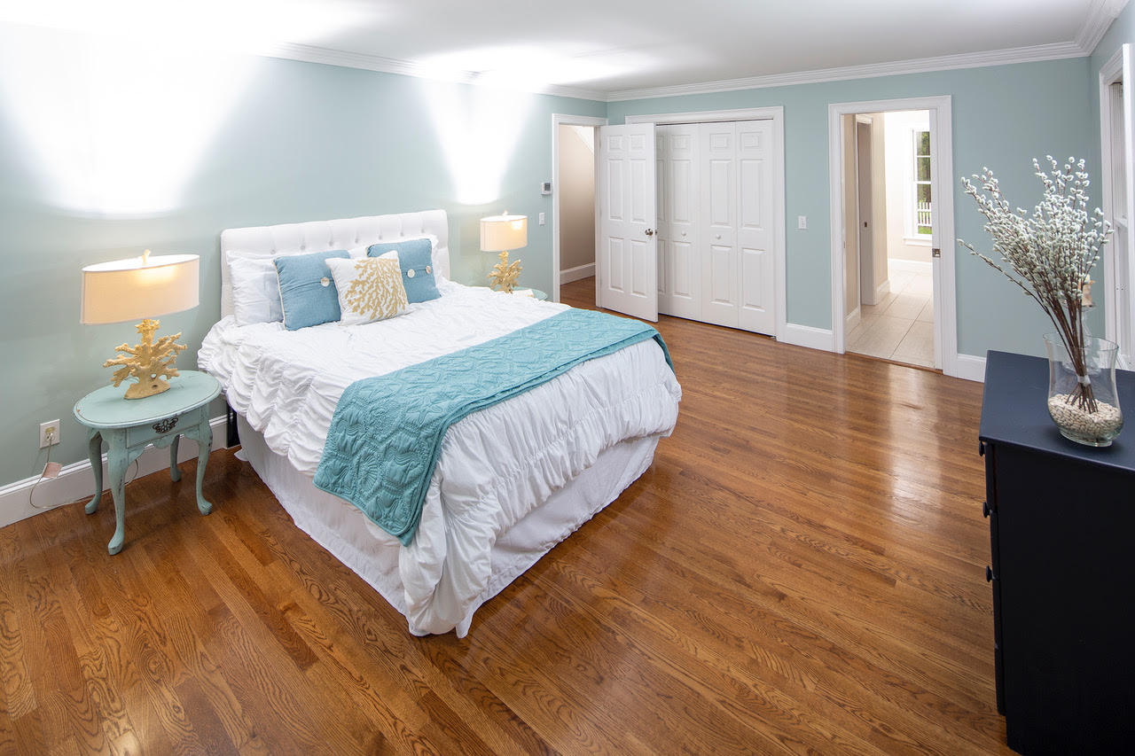 68 Riverview Drive Chatham, MA 02633 - Photo 19 of 27 1st floor master into bath