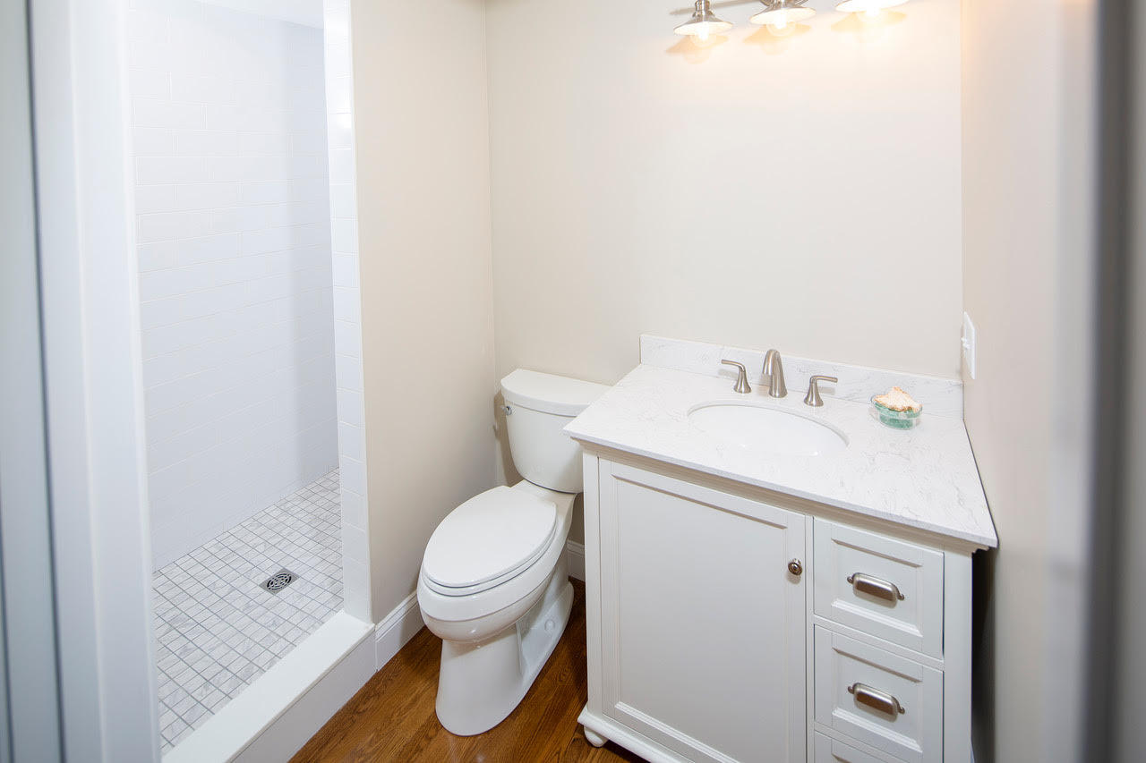 68 Riverview Drive Chatham, MA 02633 - Photo 23 of 27 2nd floor en-suite bath