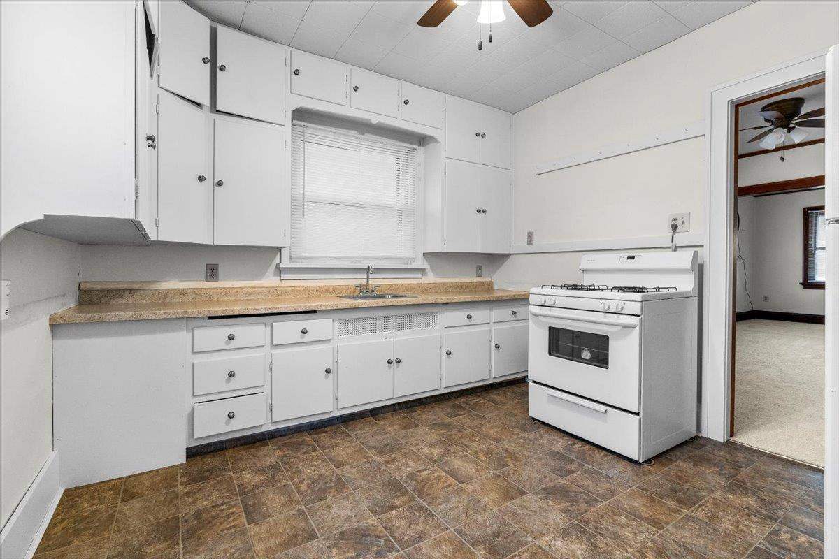 884 Center Point Road Northeast Cedar Rapids, IA 52402 - Photo 6 of 18 Gallery Image 6