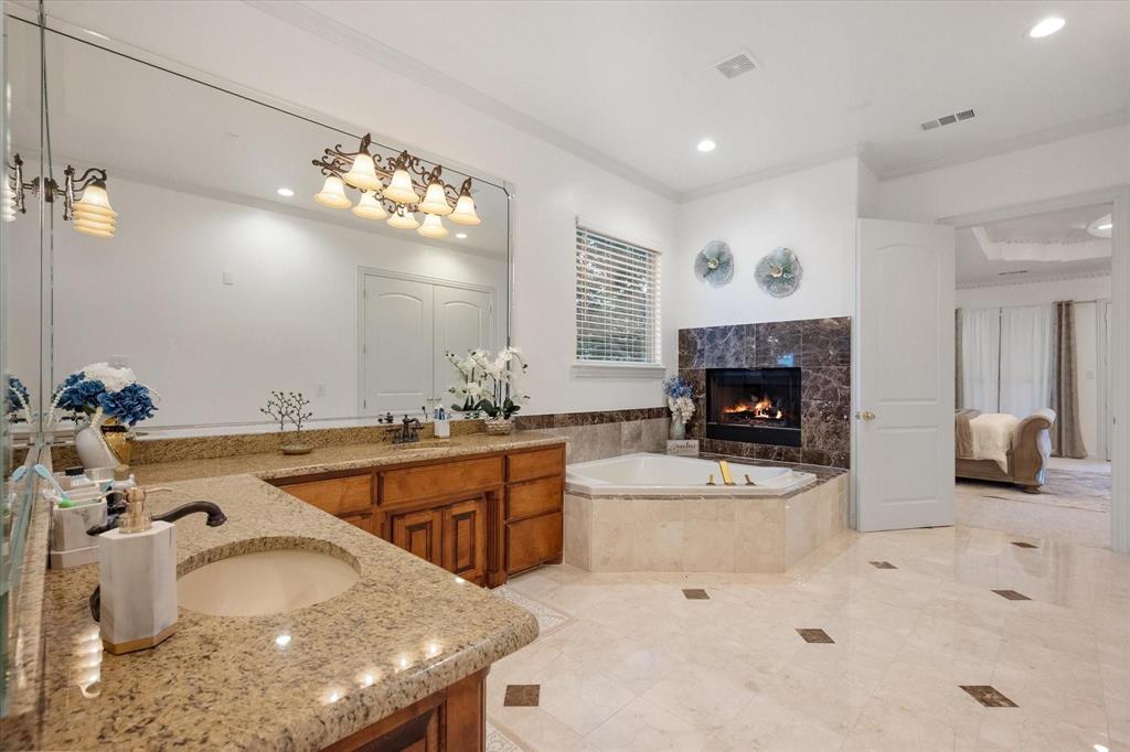 2314 Sunset Ridge Circle Cedar Hill, TX 75104 - Photo 27 of 40 Second primary bathroom