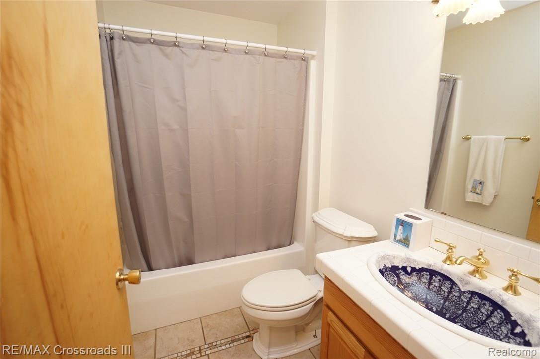 19234 Sumpter Road Belleville, MI 48111 - Photo 14 of 31 Full bath