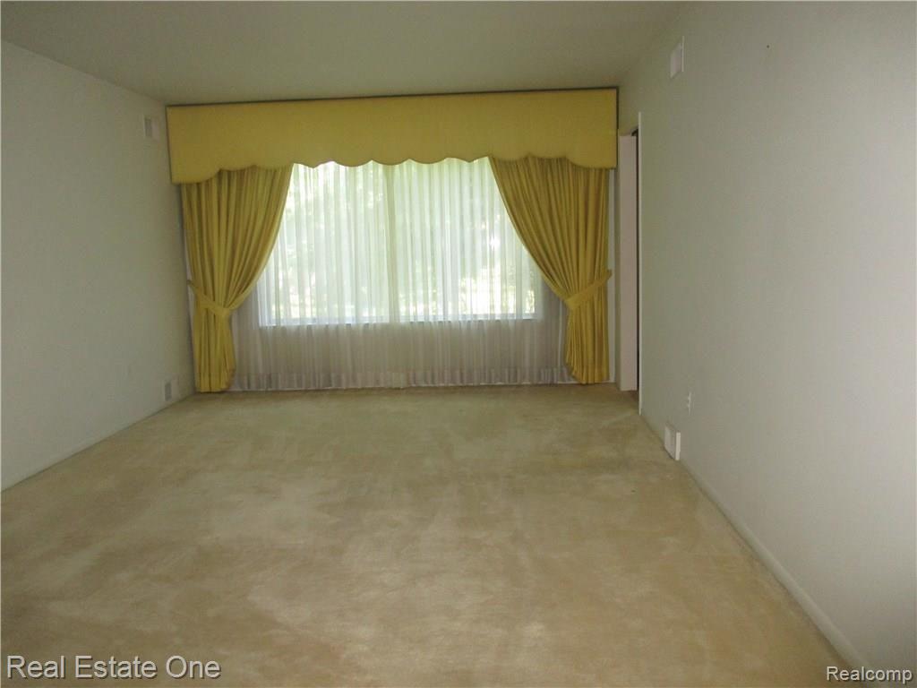 17384 Westover Road Southfield, MI 48075 - Photo 5 of 50 IMG_1134.JPG