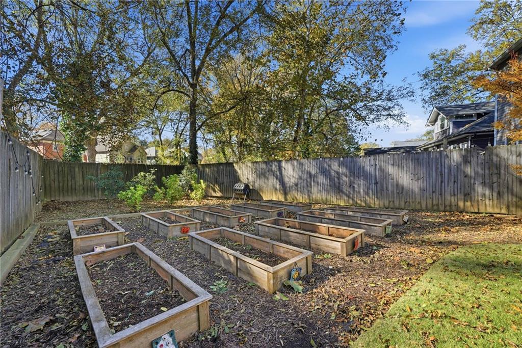 1530 South Gordon Street Southwest Atlanta, GA 30310 - Photo 44 of 46 a view of a yard with wooden fence and a bench