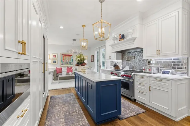 a kitchen that has a lot of cabinets in it